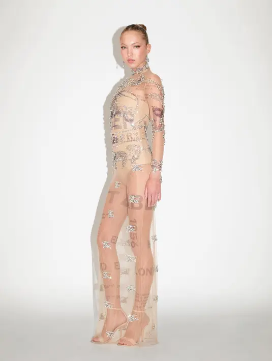 <p>Sedangkan Lila Grace terlihat seksi dalam balutan busana see through yang menampilkan siluet tubuhnya secraa jelas.</p>