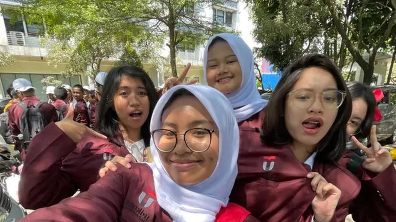 6 Potret Shakiena Azalea Anak Okie Agustina Kini Sudah Kuliah, LDR dengan Keluarga
