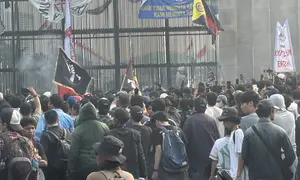 Demo Mahasiswa di DPR Memanas, Pagar Dirusak dan Ban Dibakar