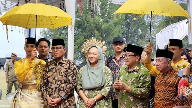 Ketua Pembina Yayasan Matauli Akbar Tandjung dan Pj Bupati Tapanuli Tengah Sugeng Riyanta melakukan pencanangan pembangunan kampus Sekolah Tinggi Agama Islam Barus (STAIB) di Kecamatan Barus, Kabupaten Tapanuli Tengah, Sumatera Utara (Sumut).