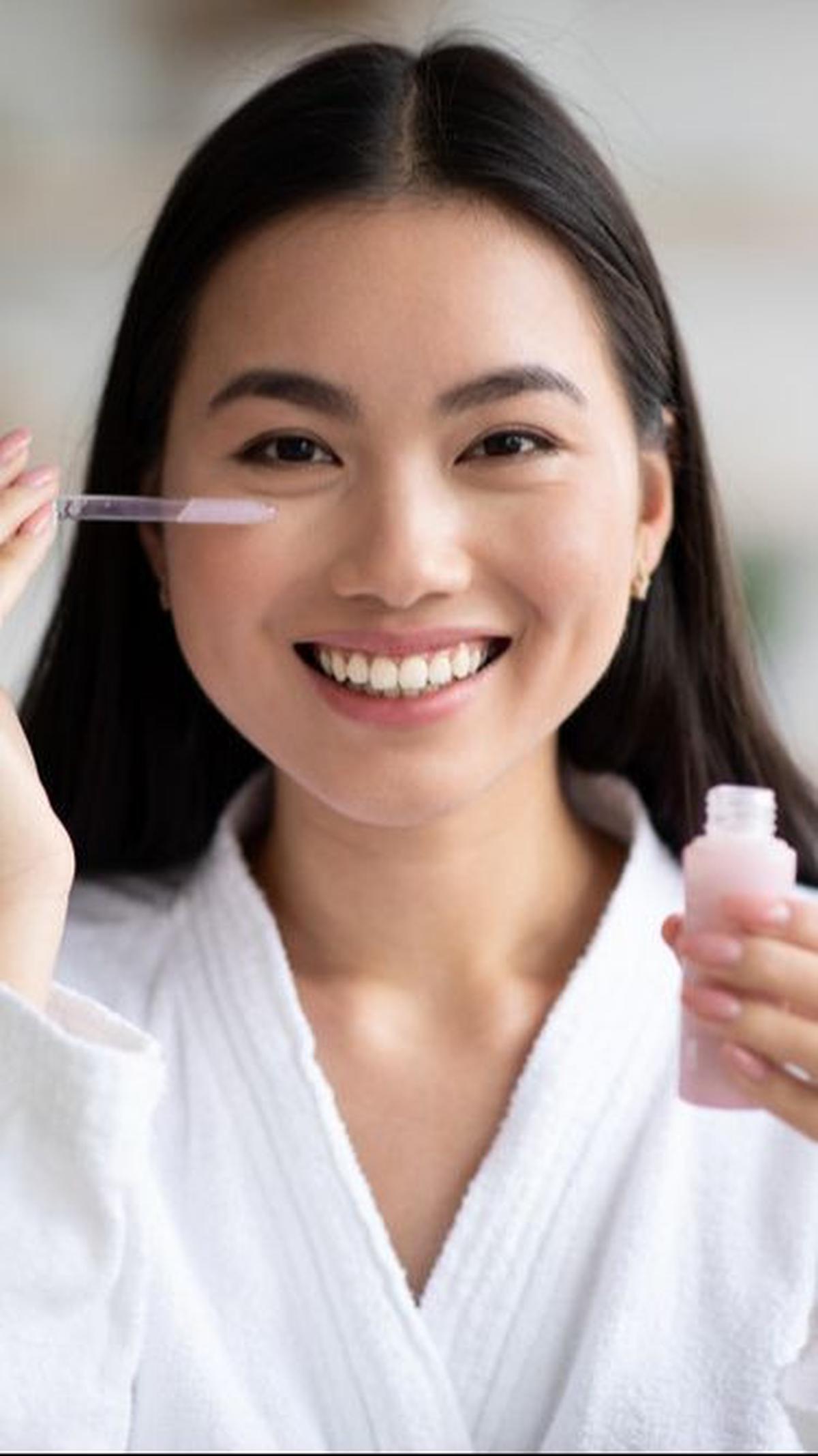 4. Pilih Serum yang Mengandung Alpha Arbutin atau Vitamin C untuk Menghilangkan Bekas Jerawat<br>
