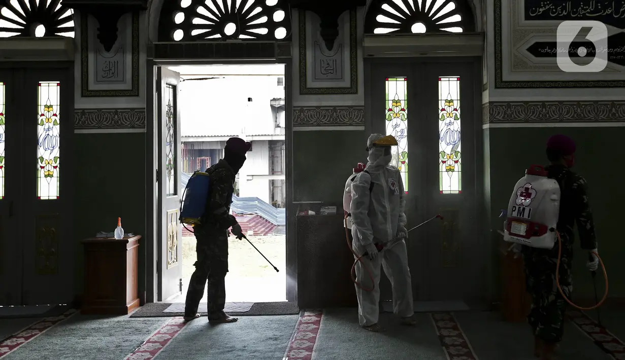 Petugas PMI beserta TNI menyemprotkan cairan disinfektan di Masjid Agung Al Azhar, Jakarta, Rabu (3/6/2020). Penyemprotan tersebut untuk mencegah penyebaran virus corona COVID-19 di rumah ibadah jika nantinya kembali dibuka untuk umum saat pemberlakuan new normal. (Liputan6.com/Johan Tallo)
