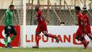 Selebrasi pemain Persik Kediri Andri Ibo (dua kiri) usai berhasil menjebol gawang Madura United dari titik pinalti dalam pertandingan babak penyisihan Grup C Piala Menpora 2021 melawan Madura United di Stadion Si Jalak Harupat, Bandung, Sabtu (3/4/2021). (Bola.com/Ikhwan Yanuar)