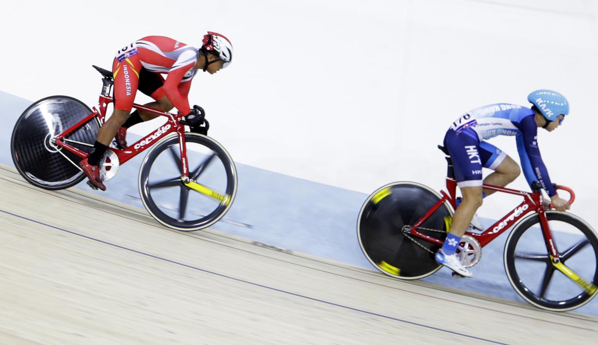Pesepeda Indonesia, Angga Dwi Wahyu (kiri), memacu kecepatan pada nomor scratch race junior putra saat Asian Track Championship 2019 di Jakarta International Veledrome, Jakarta, Kamis (10/1). Angga berhasil meraih emas. (Bola.com/Yoppy Renato)