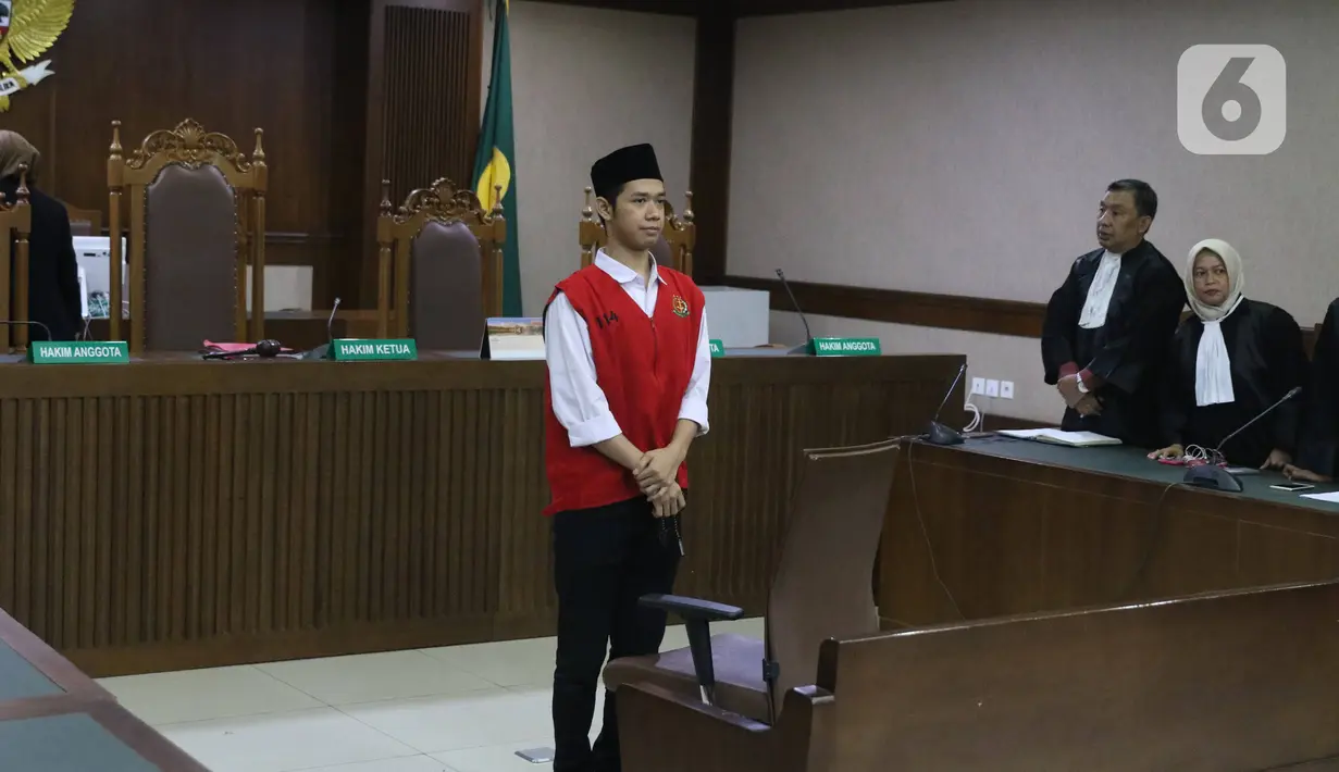Luthfi Alfiandi terdakwa kasus dugaan melawan polisi saat aksi pelajar di depan Gedung DPR RI pada September 2019 lalu menjalani sidang putusan di Pengadilan Negeri Jakarta Pusat, Kamis (30/1/2020).Sebelumnya, JPU menuntut Luthfi dengan hukuman empat bulan penjara. (Liputan6.com/Angga Yuniar)