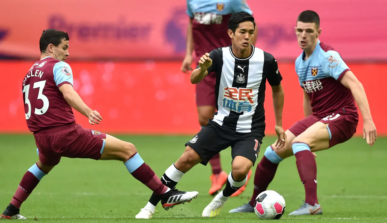 Pemain Newcastle United, Yoshinori Muto (tengah) berusaha melewati pemain West Ham United, Josh Cullen (kiri) pada laga perebutan juara tiga turnamen Piala Asia Liga Inggris 2019 di Stadion Hongkou, Shanghai, 20 Juli 2019. (AFP/Hector Retamal)