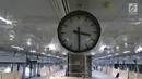 Jam dinding terpasang di Stasiun Mass Rapid Transit (MRT) Senayan, Jakarta, Senin (11/6). Hingga saat ini, progres pembangunan MRT Jakarta Fase I sudah mencapai 94,19 persen. (Liputan6.com/Angga Yuniar)