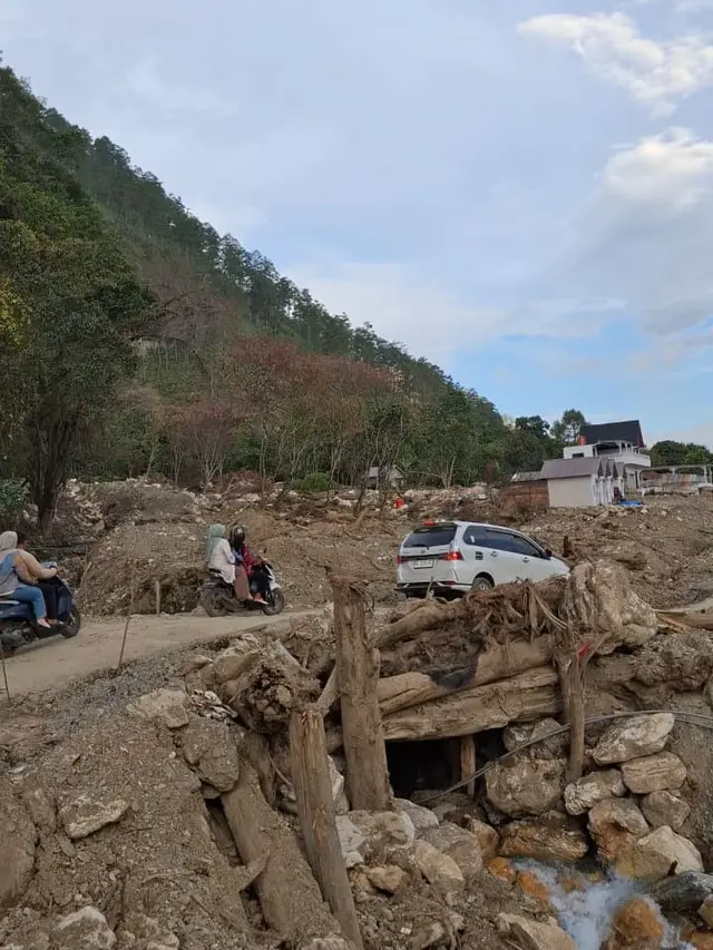 Jalan penghubung antardesa di Takengon sempat putus akibat banjir dan longsor. (Liputan6.com/Yacob Billiocta