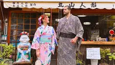 Tidak lengkap rasanya jika ke Jepang tanpa mencoba mengenakan kimono. Tasya Farasya pun tidak melewatkan kesempatan tersebut. Ia bersama sang suami tampil serasi memakai baju kimono. Beauty vlogger itu tampil anggun memakai kimono warna baby pink dengan corak bunga-bunga besar. (Liputan6.com/IG/@tasyafarasya)
