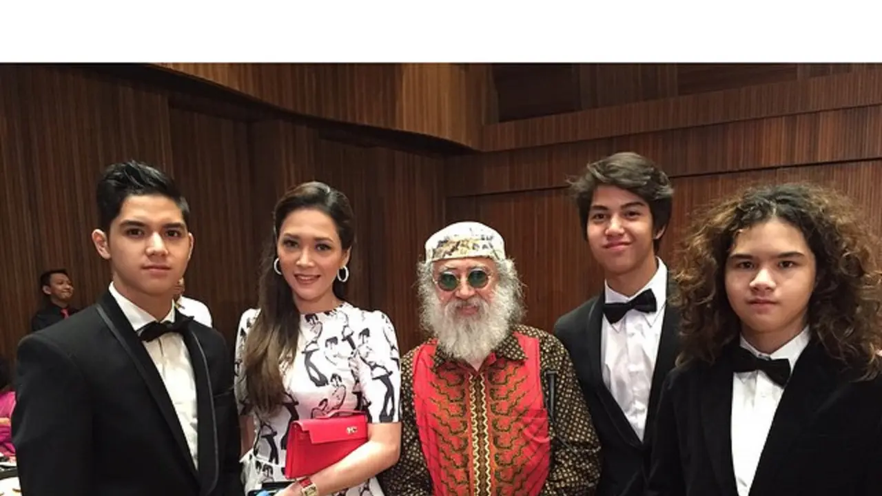 Al Ghazali dan kedua adiknya bersama Maia Estianty