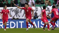 Pemain Vietnam, Nguyen Dinh Bac (tengah) melakukan selebrasi setelah mencetak gol penyeimbang 1-1 ke gawang Jepang pada laga Grup D Piala Asia 2023 di Al Thumama Stadium, Qatar, Minggu (14/01/2024). (AP Photo/Thanassis Stavrakis)