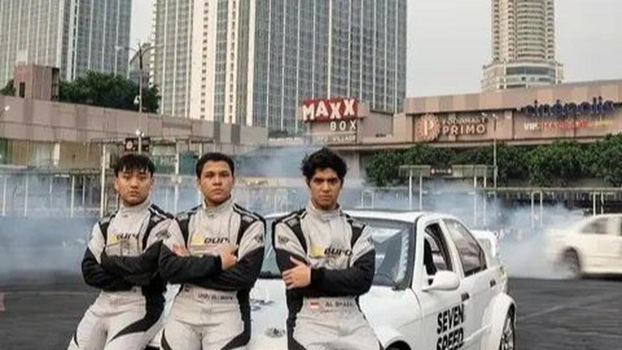 Begini potret Al Ghazali bersama tim drifting Seven Speed Motorsport.