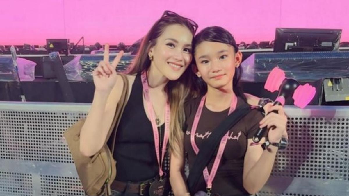 Model Sepatu Ayu Ting Ting dan Bilqis saat Nonton Konser BLACKPINK, Stylish dan Curi Perhatian