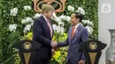 Presiden Joko Widodo (kanan) bersalaman dengan Raja Belanda Willem Alexander saat menyampaikan keterangan bersama di Istana Bogor, Jawa Barat, Selasa (10/3/2020). Raja dan Ratu Belanda mengunjungi Indonesia untuk peningkatan kerja sama bilateral bidang ekonomi dan SDM. (Liputan6.com/Faizal Fanani)