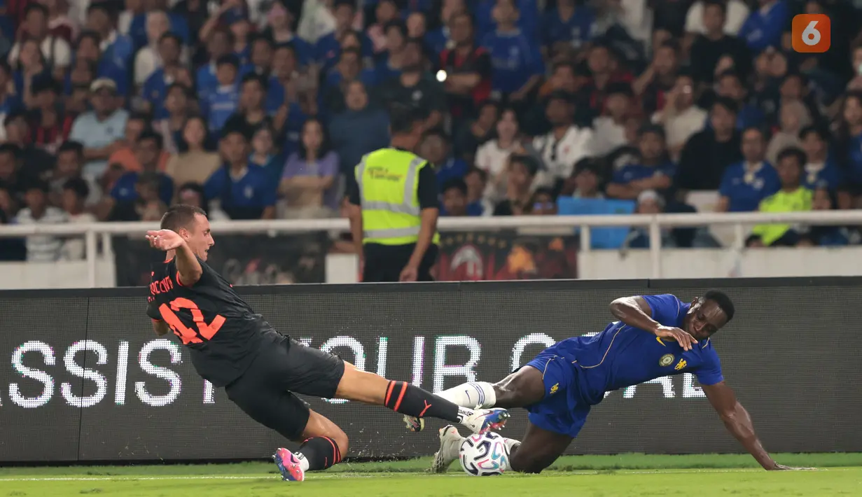 Pemain Chelsea merayakan kemenangan usai mengalahkan AC Milan dengan skor 3-0 dalam laga Indonesia Super Cup 2026 di Stadion Utama Gelora Bung Karno (SUGBK), Jakarta, Sabtu (8/8/2026). João Pedro mencetak dua gol, sedangkan satu gol Chelsea lainnya disumbangkan Moisés Caicedo. Chelsea memastikan gelar juara Indonesia Super Cup 2026 setelah tampil dominan sepanjang pertandingan. (KLY/Budy Santoso)