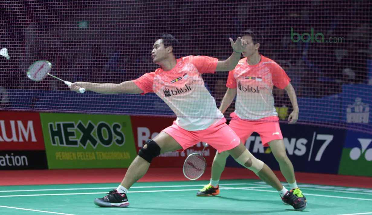 Aksi Tontowi Ahmad menjangkau kok saat melawan pasangan Jepang, Yugo Kobayashi/Misaki Matsutomo pada babak kedua Indonesia Open 2018 di Istora Senayan, Jakarta, (5/6/2018). Tontowi/Liliyana menang 24-22, 21-19. (Bola.com/Nick Hanoatubun)