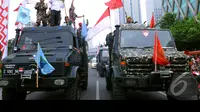 Massa pendukung Prabowo membawa mobil yang mirip mobil perang, Jakarta, Kamis (21/8/2014) (Liputan6.com/Faisal R syam)