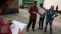 Gubernur DKI Jakarta terpilih, Anies Baswedan disambut pembacaan puisi oleh sastrawan setibanya di Pusat Dokumentasi Sastra (PDS) HB Jassin, Jakarta Pusat, Selasa (16/5). Anies meninjau koleksi karya-karya sastra yang ada. (Liputan6.com/Gempur M Surya)