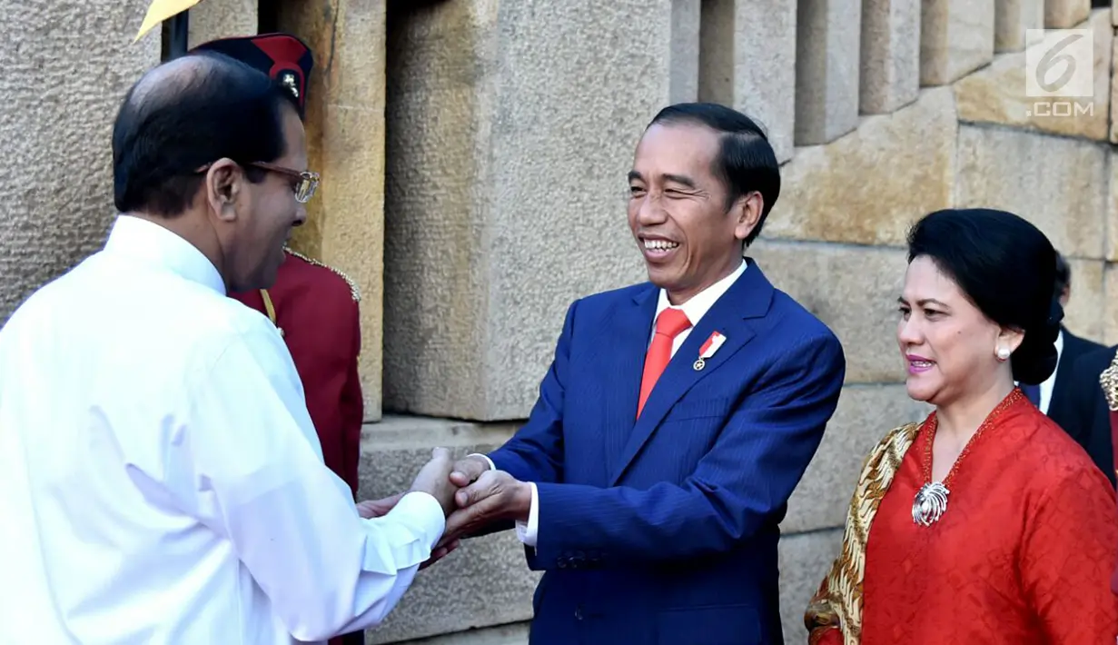 Presiden atau Jokowi bersalaman dengan Presiden Sri Lanka Maithripala Sirisena di Presidential Secretariat, Colombo, Sri Lanka, Rabu (24/1). Kunjungan ini pertama kali setelah 39 tahun lalu. (Liputan6.com/Pool/Biro Pers Setpres)