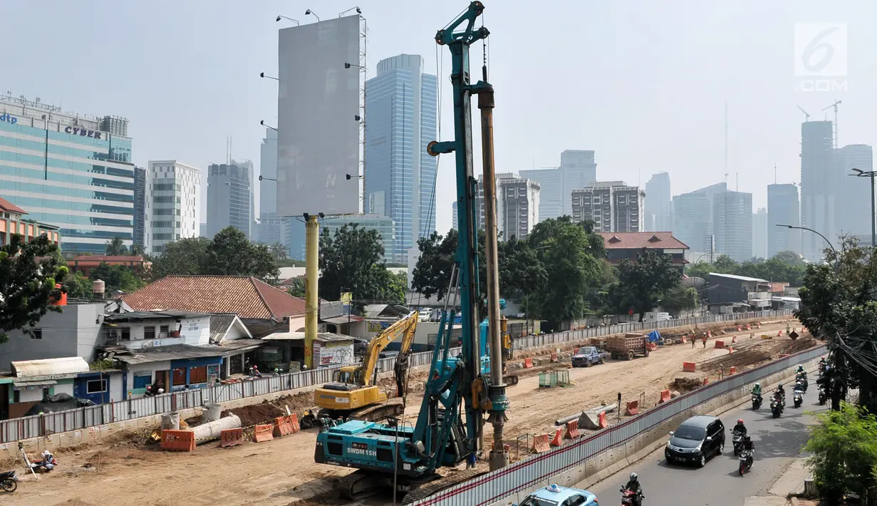 Sejumlah alat berat di area pembangunan underpass Kuningan-Mampang di Mampang Prapatan, Jakarta, Selasa (4/7). Pembangunan underpass Kuningan-Mampang kembali dikerjakan usai terhehti libur lebaran. (Liputan6.com/Yoppy Renato)