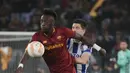 Penyerang AS Roma, Tammy Abraham berebut bola dengan gelandang Real Sociedad, Igor Zubeldia pada laga pertama babak 16 besar Liga Europa 2022/2023 di Olimpico, Jumat (10/3/2023) dini hari WIB. Namun, AS Roma masih harus menjalani laga leg kedua di kandang Sociedad pada pekan depan. (AP Photo/Gregorio Borgia)