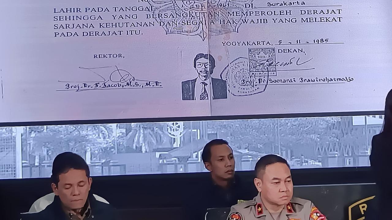 Bareskrim perlihatkan ijazah Jokowi