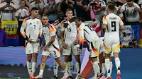 Gelandang Jerman, Jamal Musiala merayakan golnya bersama rekan-rekannya saat pertandingan babak 16 besar Euro 2024 melawan Denmark di BVB Stadion Dortmund, Dortmund pada 29 Juni 2024 atau Minggu 30 Juni 2024 dini hari WIB. (Tobias SCHWARZ/AFP)