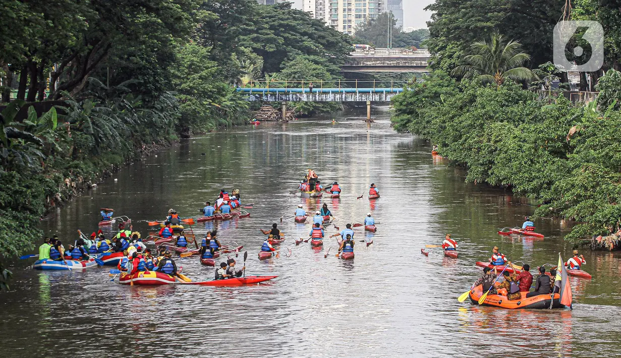 Peserta menyusuri Sungai Ciliwung saat mengikuti Festival Dayung Ciliwung, Jakarta, Minggu (4/12/2022). Festival Dayung Ciliwung digelar untuk pemanasan pra-Kejurnas Dayung 2022 sekaligus percontohan pengelolaan sungai di Indonesia. (Liputan6.com/Faizal Fanani)