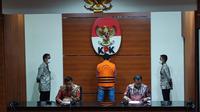 Deputi Penindakan dan Eksekusi KPK Karyoto (kanan) mengumumkan penahanan LM Rusdianto Emba, adik dari Bupati Muna La Ode Muhammad Rusman Emba. Rusdianto menjadi tersangka kasus dugaan suap pengurusan dana PEN. (Liputan6.com/Fachrur Rozie)