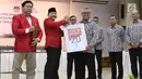 Ketua Umum PKPI, Hendropriyono (kedua kiri) berjabat tangan dengan Ketua KPU Arief Budiman saat penyerahan nomor urut urut peserta Pemilu 2019 di kantor KPU Pusat, Jumat (13/4). (Liputan6.com/Angga Yuniar)