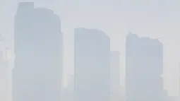 Kabut asap menutupi Sydney saat kebakaran hutan dan lahan terjadi kota, Selasa (19/11/2019). Sydney diselimuti kabut asap saat kebakaran hutan di timur Australia menyebabkan tingkat polusi di kota terbesar Australia itu naik tajam. (AP Photo/Rick Rycroft)