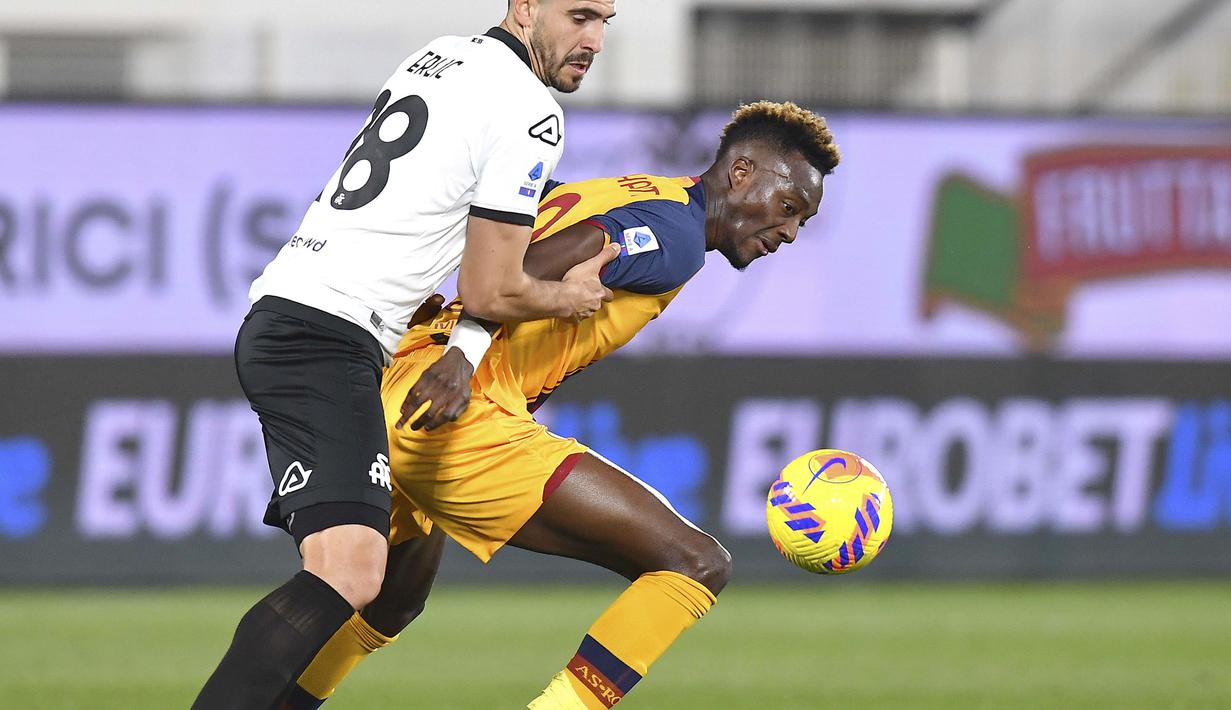 Kembali dari kamar ganti, Roma yang kini unggul jumlah pemain pun semakin leluasa mendominasi permainan. Namun, Giallorossi masih kesulitan membobol gawang Spezia yang dijaga Provedel. (La Presse via AP/Tano Pecoraro)