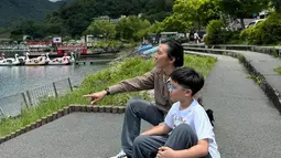 Selama di Jepang, ia banyak mengunjungi berbagai tempat seru, salah satunya adalah Danau Kawaguchiko. Sebuah danau yang menjadi salah satu tempat untuk menikmati pemandangan. Terlihat bahwa di danau ini juga disediakan kapal hingga perahu kayuh sebagai sarana hiburan. (Liputan6.com/IG/@bimbimslank)