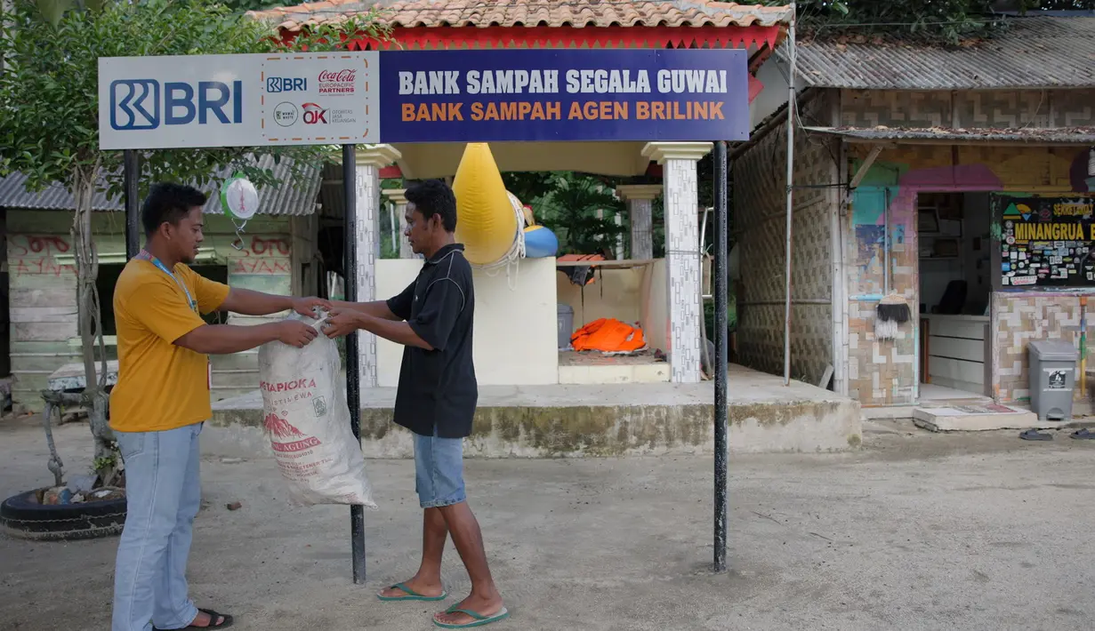 Kesadaran merawat alam salah satunya didorong melalui terobosan program Bank Sampah yang dikelola Badan Usaha Milik Desa (BUMDes) Kelawi Mandiri. Program ini tergolong ampuh mengajak warga Desa Kelawi untuk bergotongroyong memastikan kebersihan Pantai Minang Rua dan seluruh wilayah desa. Sekretaris BUMDes Kelawi Mandiri, Rian Haikal menceritakan bagaimana awal progam bank sampah ini tercetus. Semua bermula dari niat baik untuk mengajak masyarakat agar lebih teredukasi dalam menjaga alam. (Foto: Dok BRI)