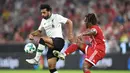 Penyerang Liverpool, Mohamed Salah berusaha mengontrol bola dari kawalan gelandang Munchen, Renato Sanches saat bertanding di semifinal Audi Cup di Allianz Arena di Munich, Jerman (1/8). Liverpool menang 3-0 atas Munchen. (Christof Stache/AFP)