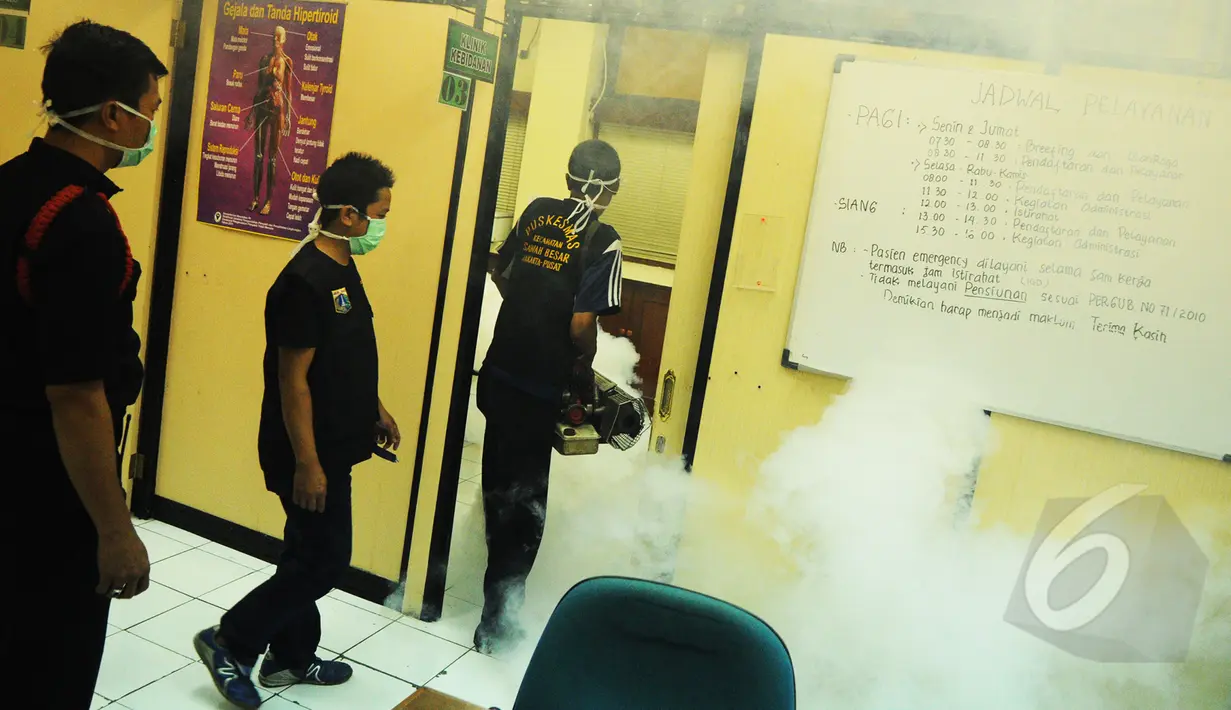 Suasana fogging di Balaikota, Jakarta, Selasa (10/3/2015). Fogging dilakukan setelah dikabarkan Gubernur Ahok terkena DBD (Liputan6.com/Faizal Fanani)