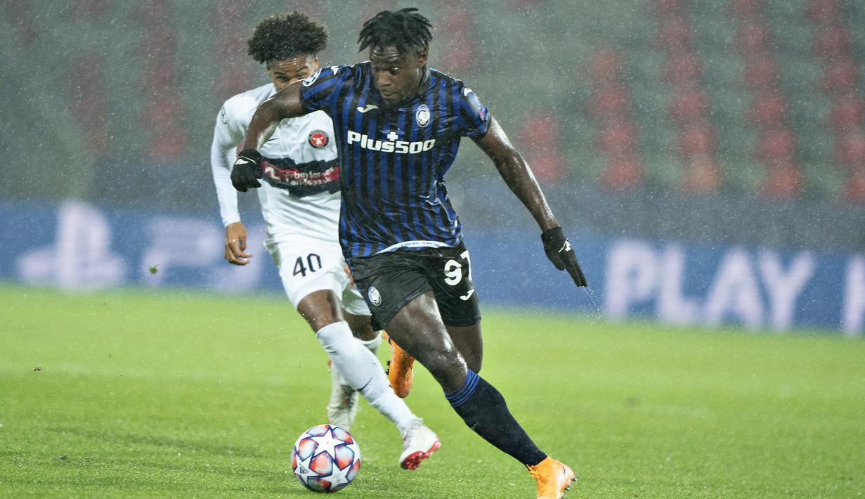 Penyerang Atalanta, Duvan Zapata, berebut bola dengan gelandang Midtjylland, Jens Cajuste, pada laga Grup D Liga Champions 2020/2021 di MCH Arena, Kamis (22/10/2020) dini hari WIB. Atalanta menang telak 4-0 atas Midtjylland. (AFP/Henning Bagger/Ritzau Scanpix)