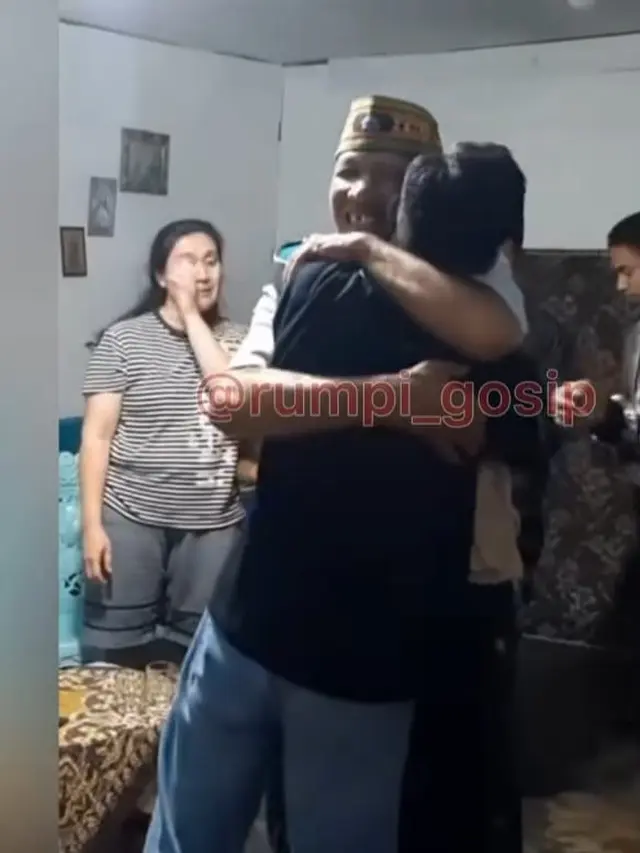 Potret haru Betrand Peto disambut keluarga saat pulang kampung (Sumber: Instagram/@rumpi_gosip)
