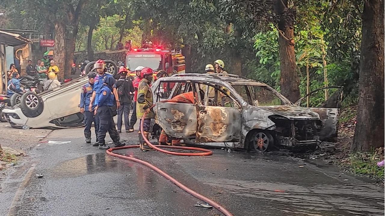 Ada Seruan 'Bakar' sebelum Massa Beringas Kepung dan Membakar Mobil Polisi di Depok