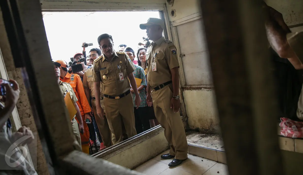 Djarot Saiful meninjau rumah yang akan dibedah usai meresmikan program bedah rumah di Cilincing, Jakarta, Senin (17/4). Lokasi tersebut dipilih karena wilayah yang jumlah masyarakat miskin terbanyak di Jakarta Utara. (Liputan6.com/Faizal Fanani)