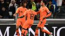 Para pemain Belanda merayakan gol Nathan Ake (kiri) saat melawan Italia pada laga uji coba di Allianz Stadium, Turin, (4/6/2018). Italia dan Belanda bermain imbang 1-1. (AFP/Marco Bertorello)