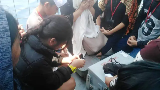 Keluarga korban saat tiba di lokasi jatuhnya pesawat Lion Air bernomor penerbangan JT 610. (Merdeka.com/Ronald)
