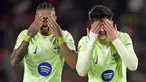 Pemain Barcelona, Raphinha (kiri) dan Pau Victor melakukan selebrasi setelah mencetak gol kelima timnya ke gawang Mallorca pada laga lanjutan Liga Spanyol 2024/2025 di Stadion Mallorca Son Moix, Mallorca, Spanyol, Rabu (04/12/2024) dini hari WIB. (AP Photo/Jose Breton)