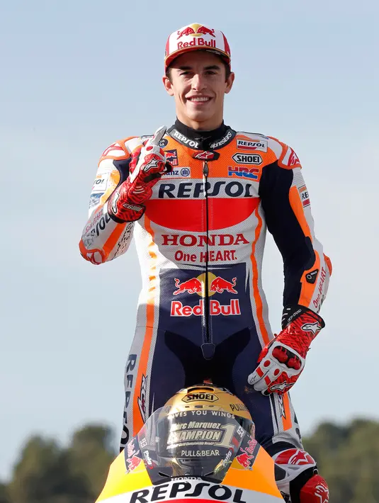 Pembalap MotoGP Marc Marquez berpose di depan Valencia Motorcycle Grand Prix, Spanyol, Minggu (17/11/2019). Marc Marquez sukses merebut gelar juara dunia MotoGP tahun 2019. (AP Photo/Alberto Saiz)