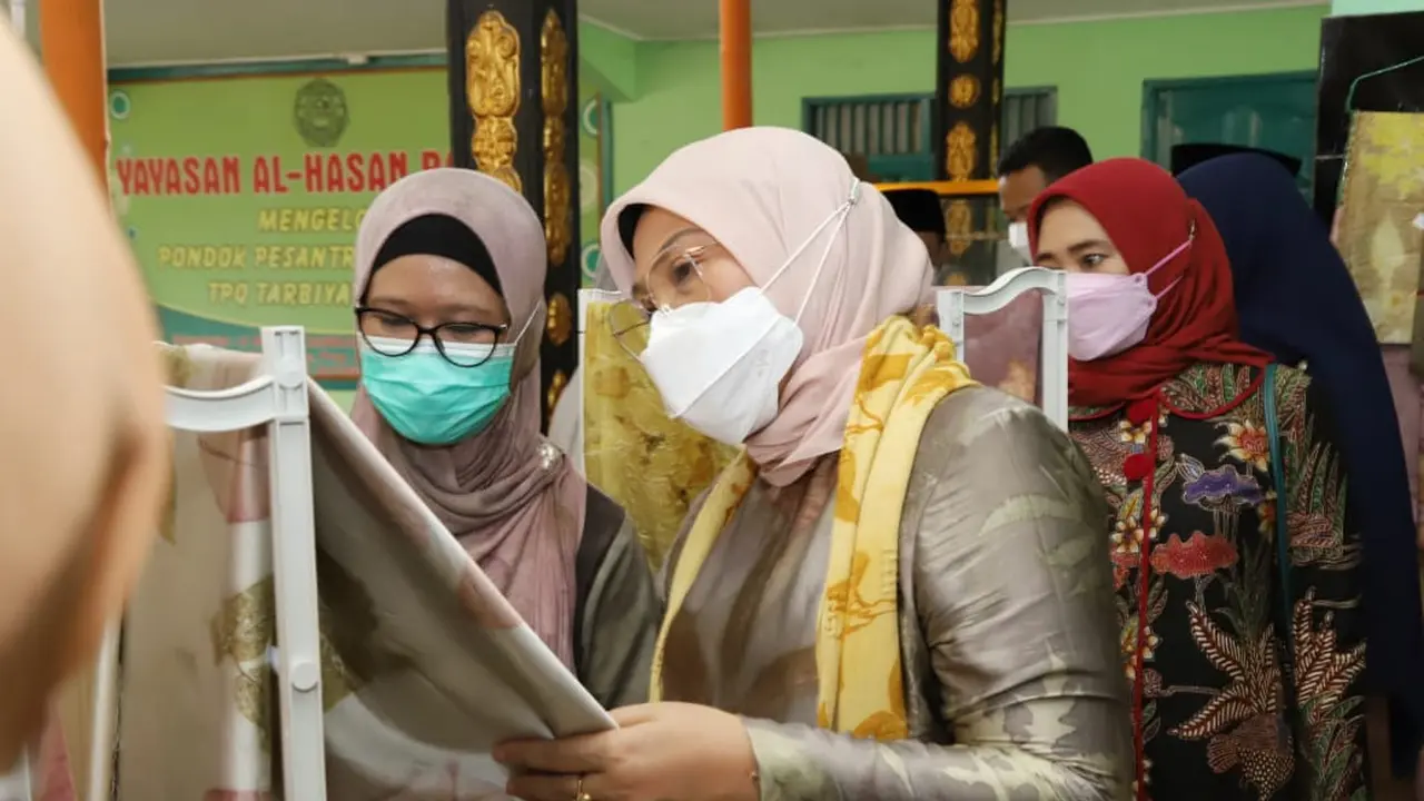 Menteri Ketenagakerjaan, Ida Fauziyah meninjau penerima program Jaring Pengaman Sosial (JPS) Tenaga Kerja Mandiri (TKM).