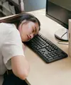 Duduk seharian, menatap layar, dan dikejar deadline bisa membuat tubuh serta pikiran cepat lelah. Beberapa kebiasaan sederhana bisa membantu pekerja kantoran tetap sehat dan produktif tanpa harus mengubah rutinitas secara drastis. (Foto/Dok: Pexels)