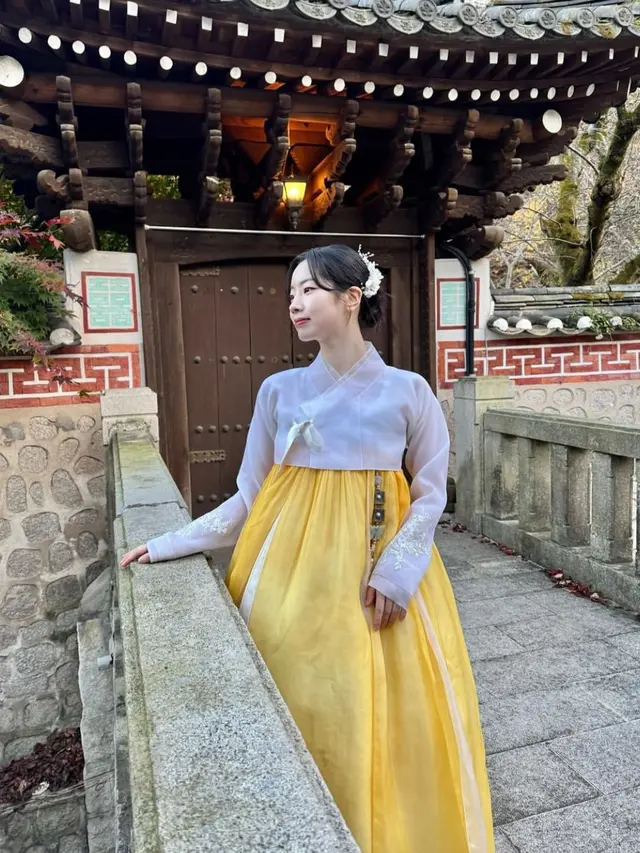 Potret dahyun pakai hanbok kuning. (credit:instagram.com/dahhyunnee)