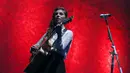 Aksi Christina Perri tampil di panggung Java Jazz Festival (JJF) 2015 sambil memainkan gitar, JIExpo Kemayoran, Jakarta, Minggu (8/3/2015). (Liputan6.com/Faizal Fanani)