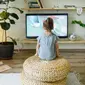 Anak Suka Nonton TV dengan Suara Keras? Bisa Jadi Tanda Gangguan Pendengaran Foto: pexels oleh ksenia chernaya