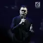 Penyanyi Tulus menyanyikan lagu Damai Bersamamu yang mengambarkan Sila Pertama, Ketuhanan Yang Maha Esa saat Konser Pancasila Gemilang pada penutupan Festival Prestasi Indonesia di JCC, Jakarta, Selasa (22/8). (Liputan6.com/Herman Zakharia)